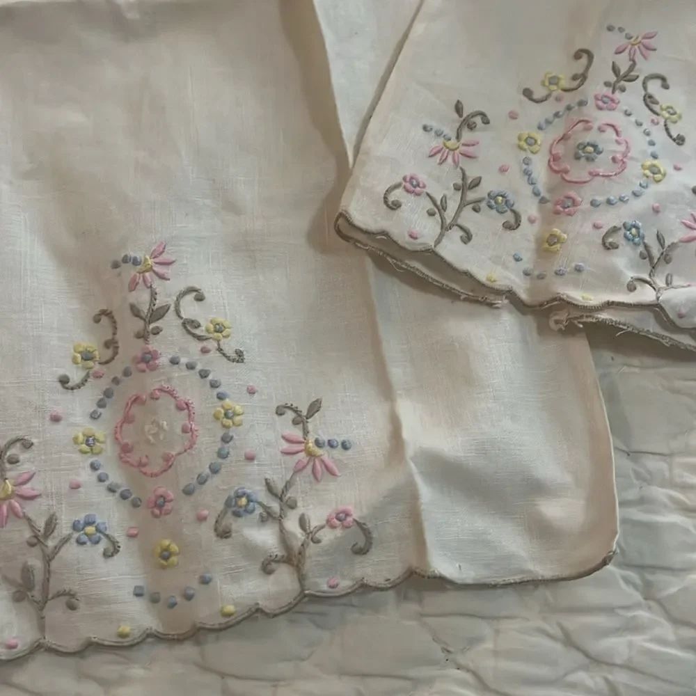 Floral Embroidered Linens Set - Picture 5 of 6